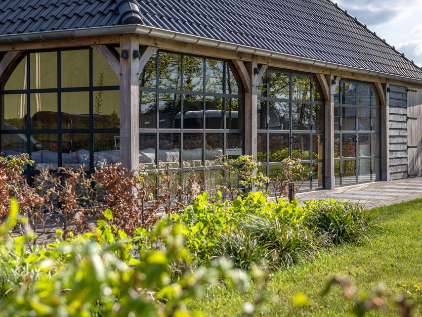 stalen-kozijnen-in-tuinhuis-meteren